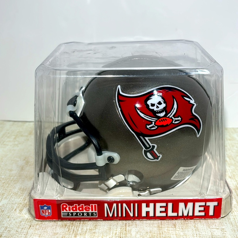 Vintage - "Riddell" NFL Tampa Bay Buccaneers Mini Football Helmut - NIB